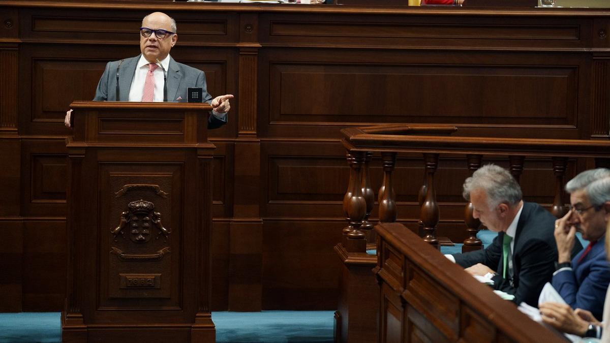 Imagen del diputado de Coalición Canaria, José Miguel Barragán, durante su intervención en el pleno de este martes desarrollado en el Parlamento de Canarias.