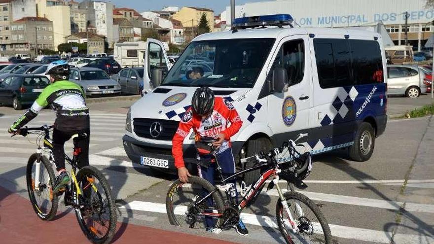 La Policía Local y otros ciclistas ayer en el lugar del accidente. // G. S.