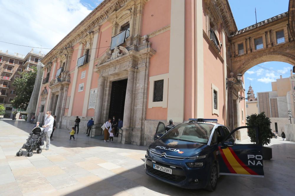 Puertas abiertas en la basílica el día de la festividad de la Virgen de los Desamparados.