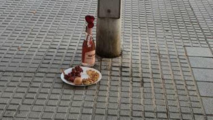 Una amable lectora nos pasa esta foto, tomada la semana pasada en la calle dedicada a la pianista española Alicia de Larrocha, muy cerca de las instalaciones del centro Inacua.