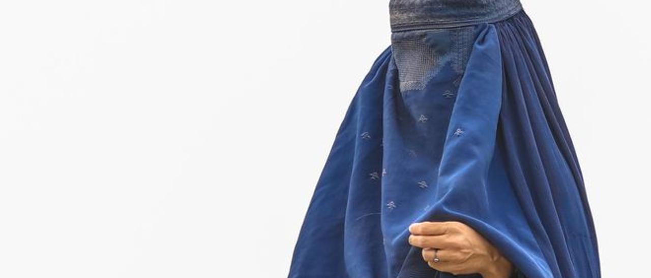 Una mujer con burka en un campo de refugiados en Kabul.