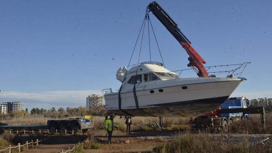 Retiran el barco varado en la playa nudista de Moncofa después de 51 días abandonado