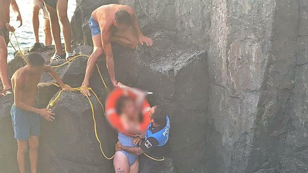 The local police of Santiago del Teide Edwin Gorrín saving one of those affected by the sea blow in the Tancón.