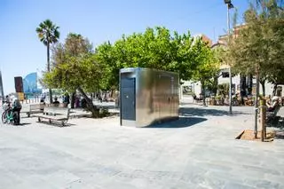 Barcelona instala tres lavabos públicos en la Barceloneta pagados por la Copa América