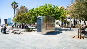 Uno de los lavabos públicos instalado en la Barceloneta.