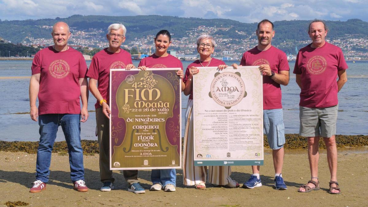 La presentación de los carteles, con integrantes del comité organizador, los músicos Lito Carballo e Iván Costa y miembros del gobierno local.