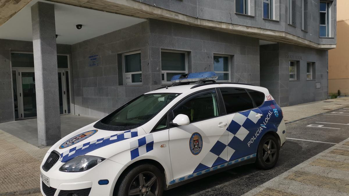 Uno de los coches patrulla de la Policía Local de Cangas estacionado delante de sus dependencias.