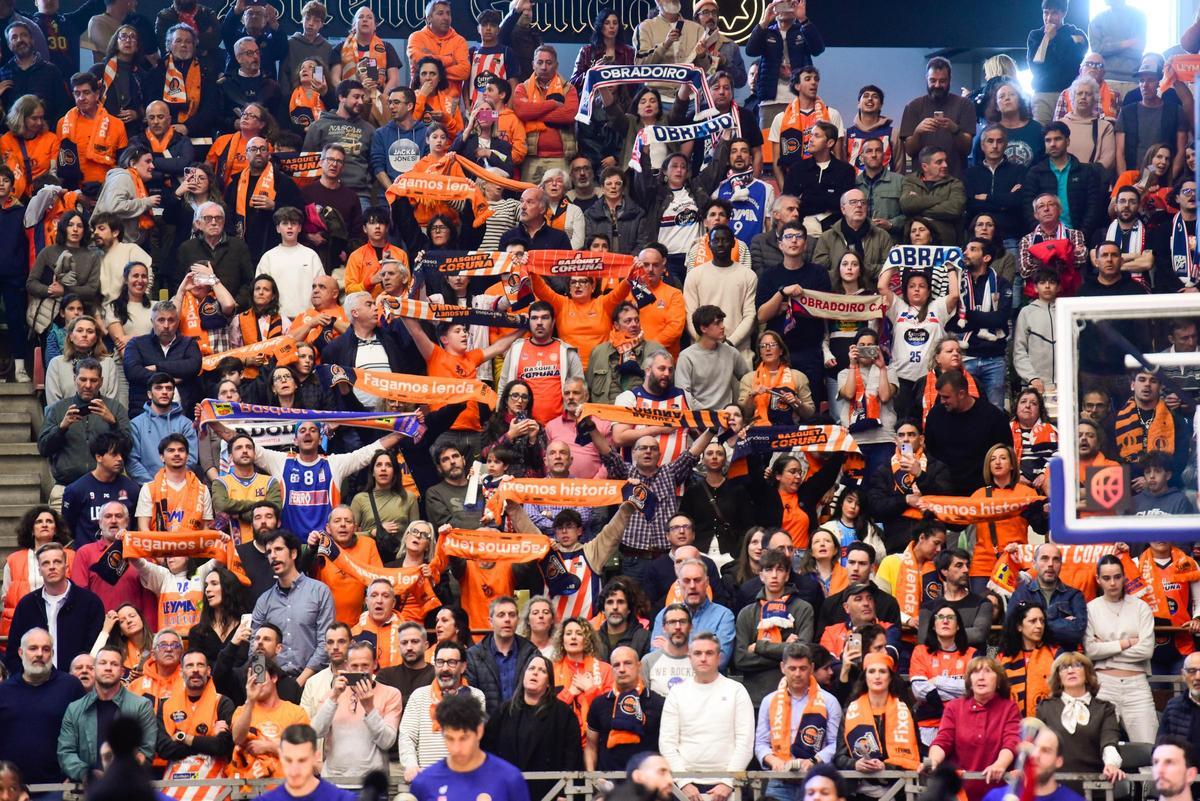 Aficionados del Leyma Coruña en las gradas del Coliseum durante un partido esta temporada.