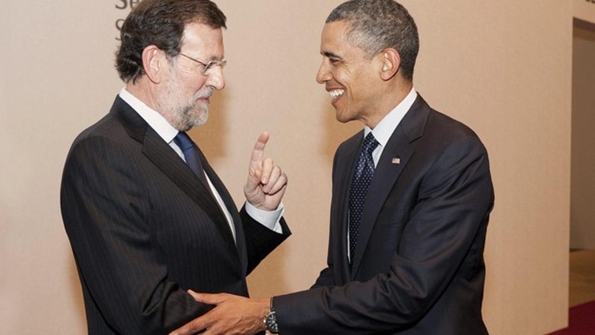 Saludo entre Mariano Rajoy y Barack Obama, en Seúl, donde participan en la 2ª Cumbre de Seguridad Nuclear.