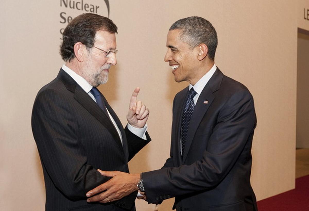 Salutació entre Mariano Rajoy i Barack Obama, a Seül, on participen en la 2a Cimera de Seguretat Nuclear. Salutació entre Mariano Rajoy i Barack Obama, a Seül, on participen en la 2a Cimera de Seguretat Nuclear.