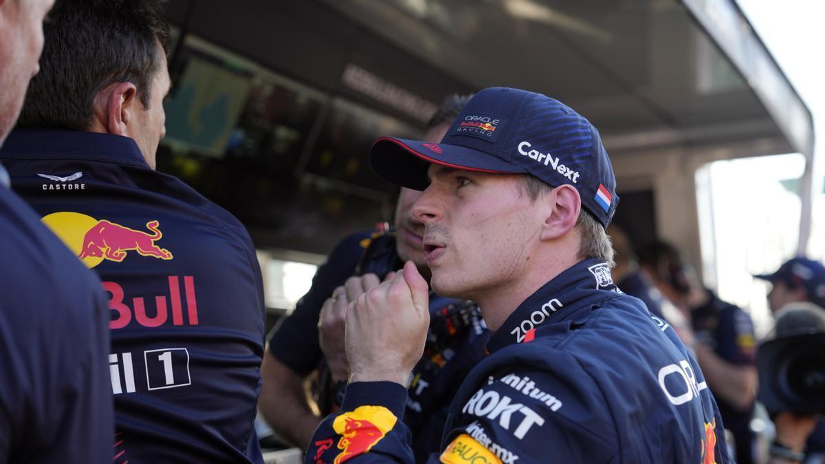 Max Verstappen dialoga con su equipo en el muro.