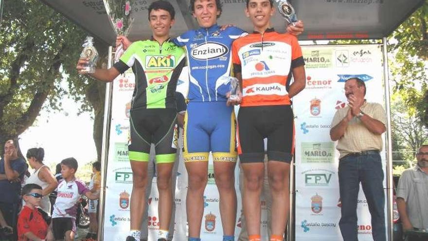 Andrés Dasilva, en el centro, con el trofeo.