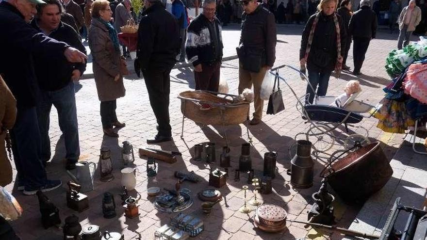 Miembros del jurado probando los platos que se presentaron al concurso &quot;Con sabor saucano&quot;, elaborados todos con garbanzos.