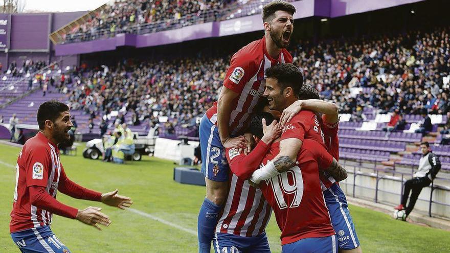 Los jugadores del Sporting celebran el tanto logrado en Valladolid el pasado domingo.