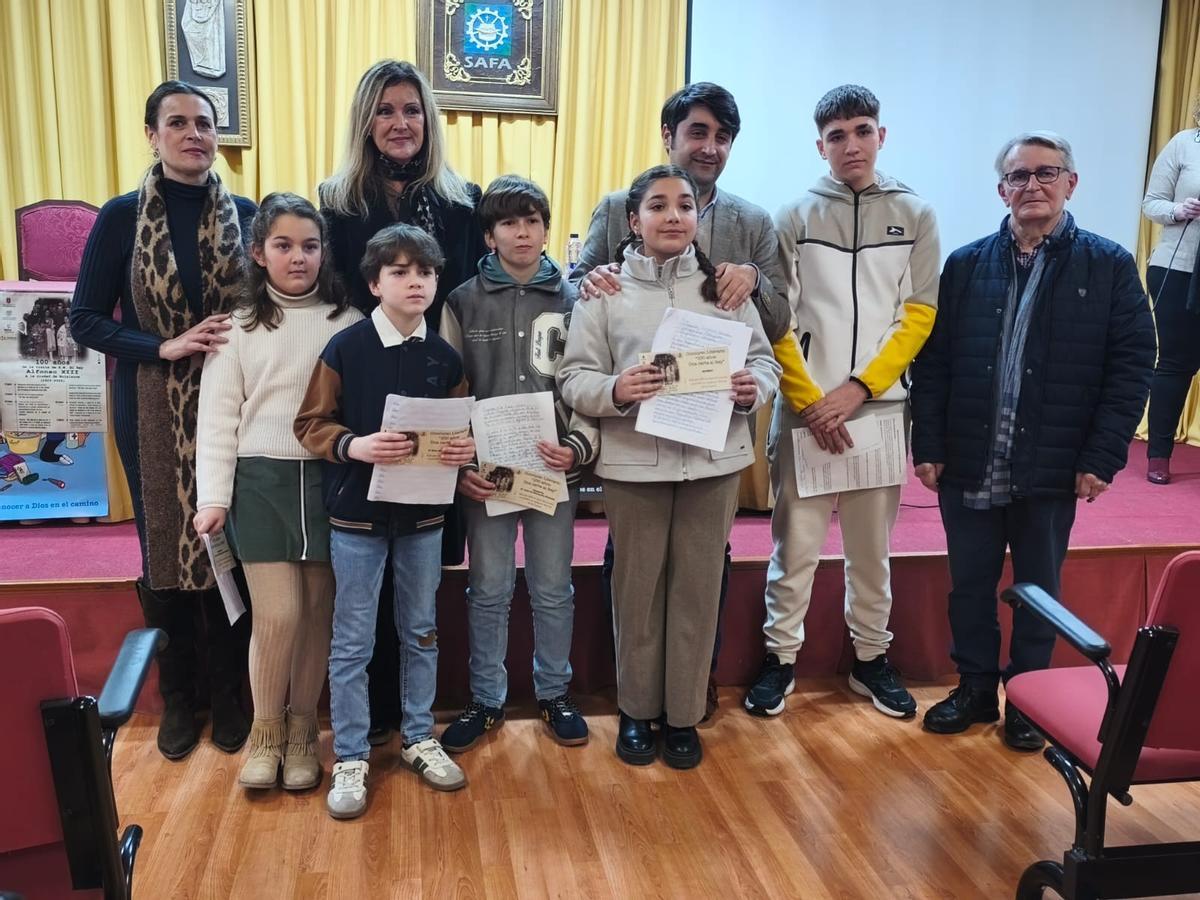 Niños premiados en el concurso escolar con motivo dle centenario de la visita de Alfonso XIII a Bujalance.
