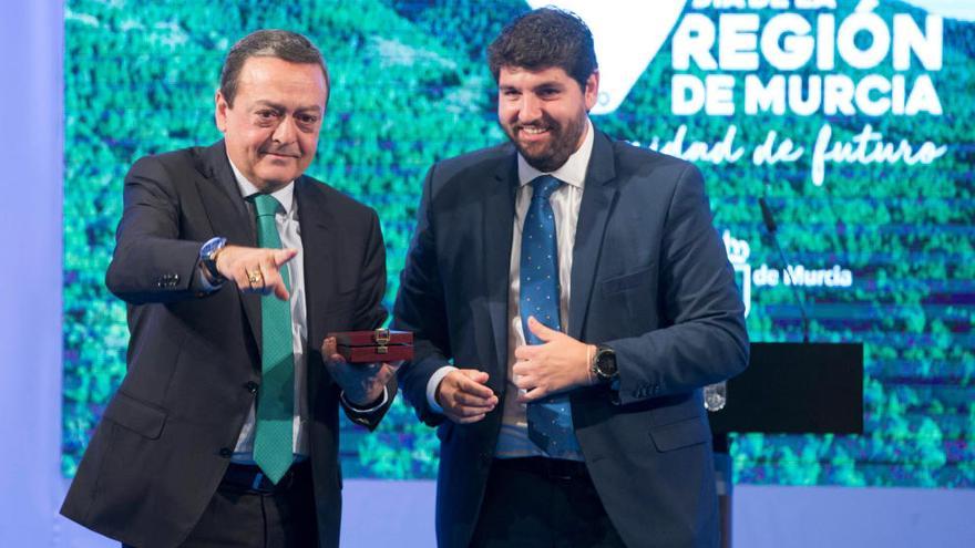 José María Albarracín, presidente de CROEM, junto a Fernando López Miras, tras recibir la Medalla de Oro de la Región de Murcia el pasado 9 de junio