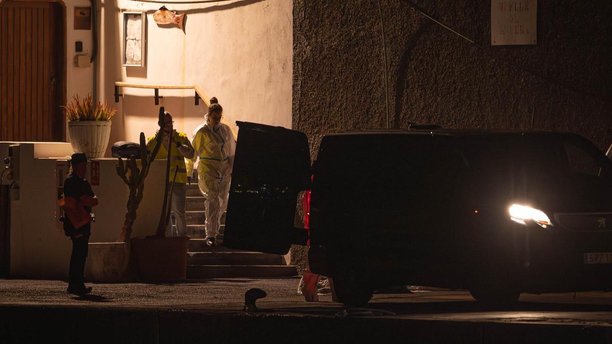 Las autoridades trasladan, el domingo, a los fallecidos por el oleaje en Tenerife en el puerto de Los Gigantes.