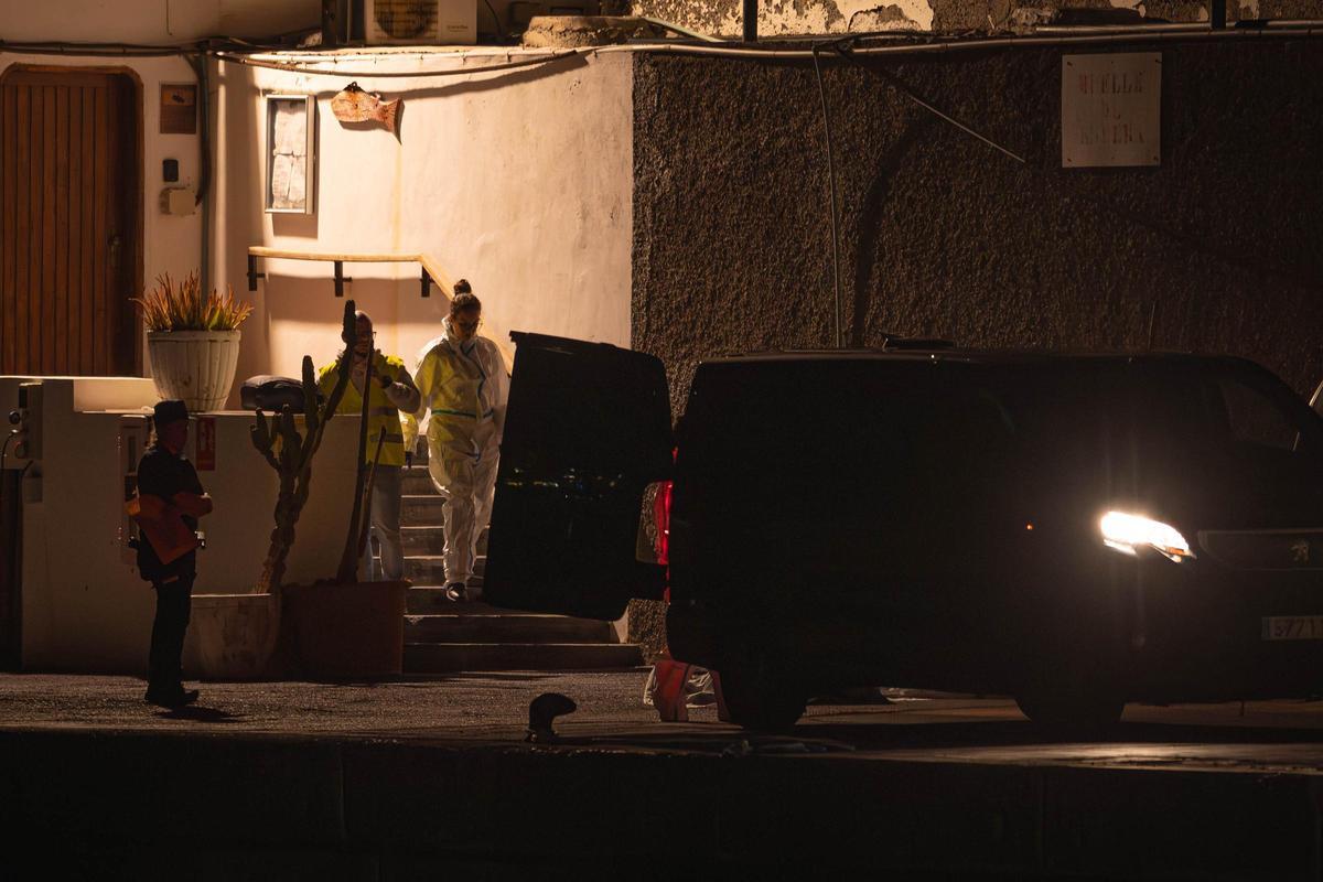 Las autoridades trasladan a los fallecidos por el oleaje en Tenerife en el puerto de Los Gigantes.