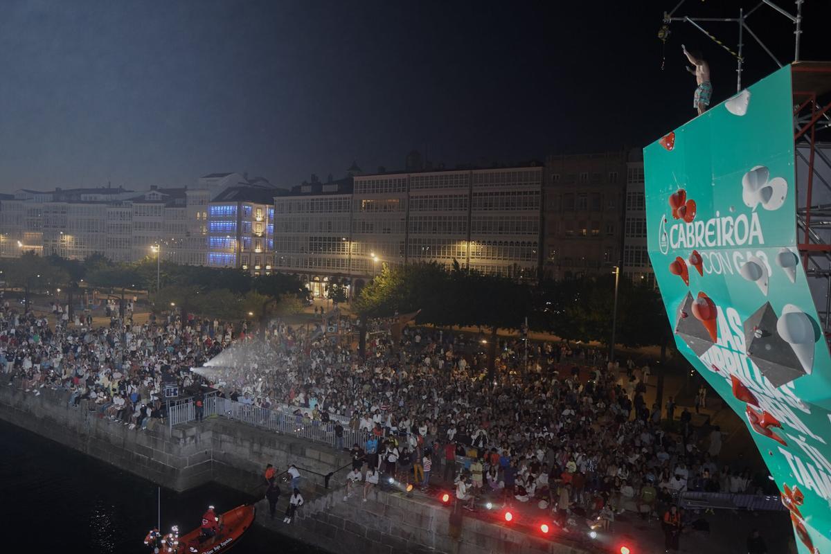 Multitudinaria final del psicobloc en GRAVITEO A Coruña Xacobeo