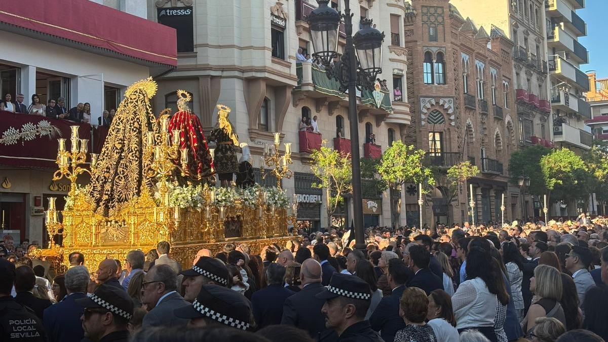 Vídeo | Llega el paso del duelo de la Hermandad del Santo Entierro a la plaza de la Campana