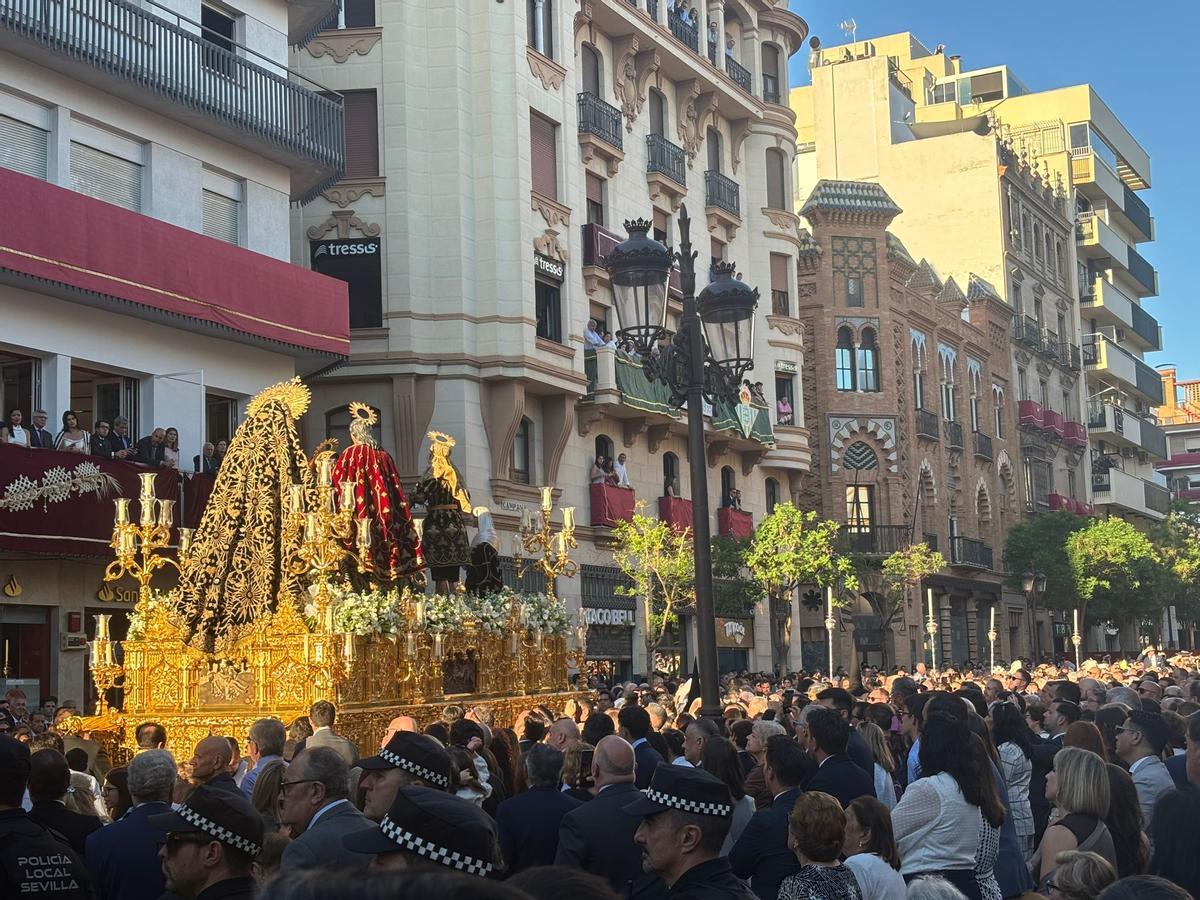 Llega el paso del duelo de la Hermandad del Santo Entierro a la plaza de la Campana.