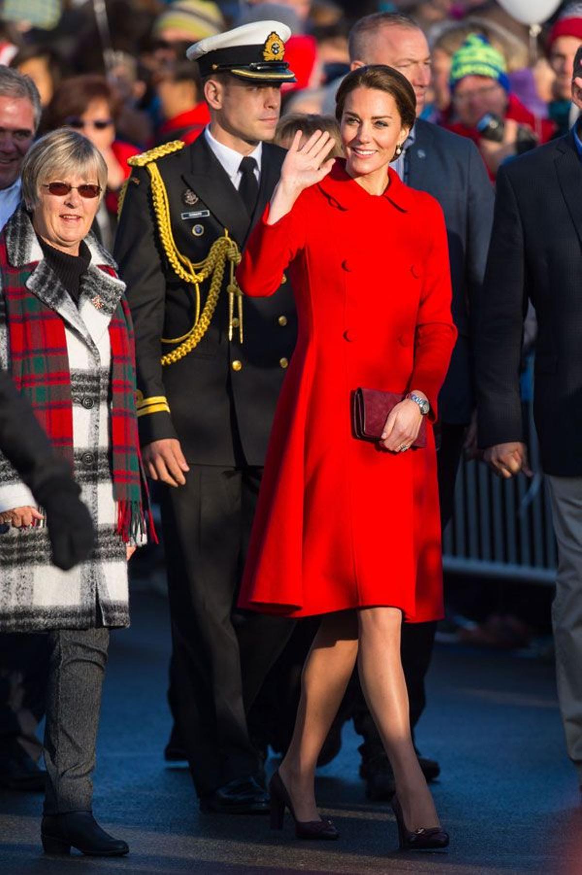 Kate Middleton con abrigo rojo y tacones negros.