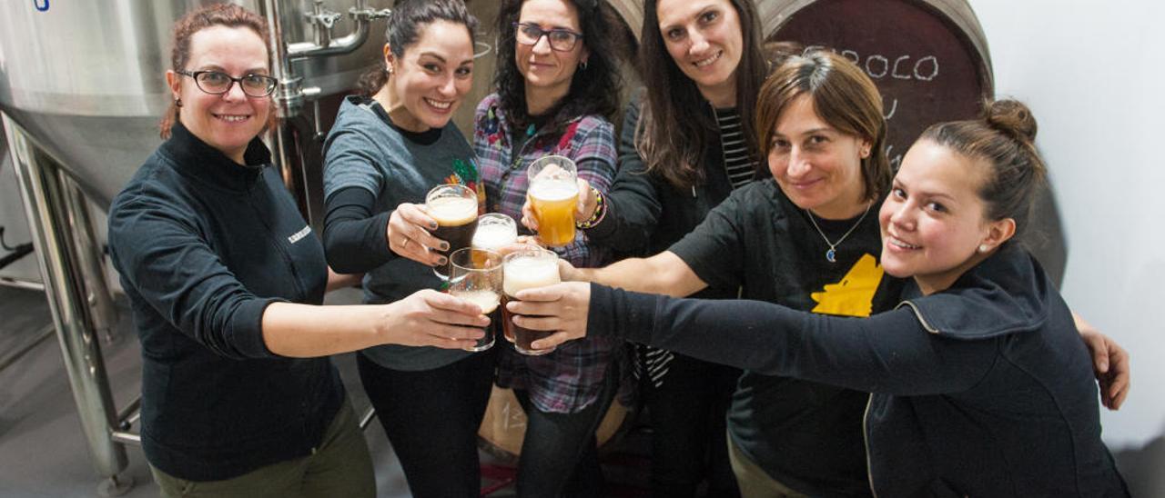 El grupo de mujeres cerveceras con su producto artesanal.