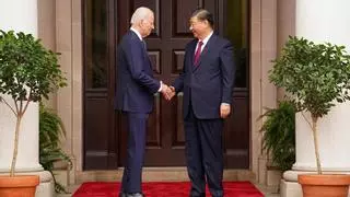 Biden y Xi rebajan las tensiones en un encuentro "productivo" en el que reactivan la comunicación militar directa