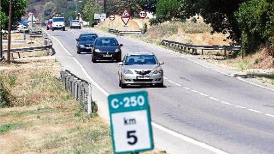 El tram de la carretera C-250, que connecta Palol d&#039;Onyar amb Quart, amb la línia discontínua.