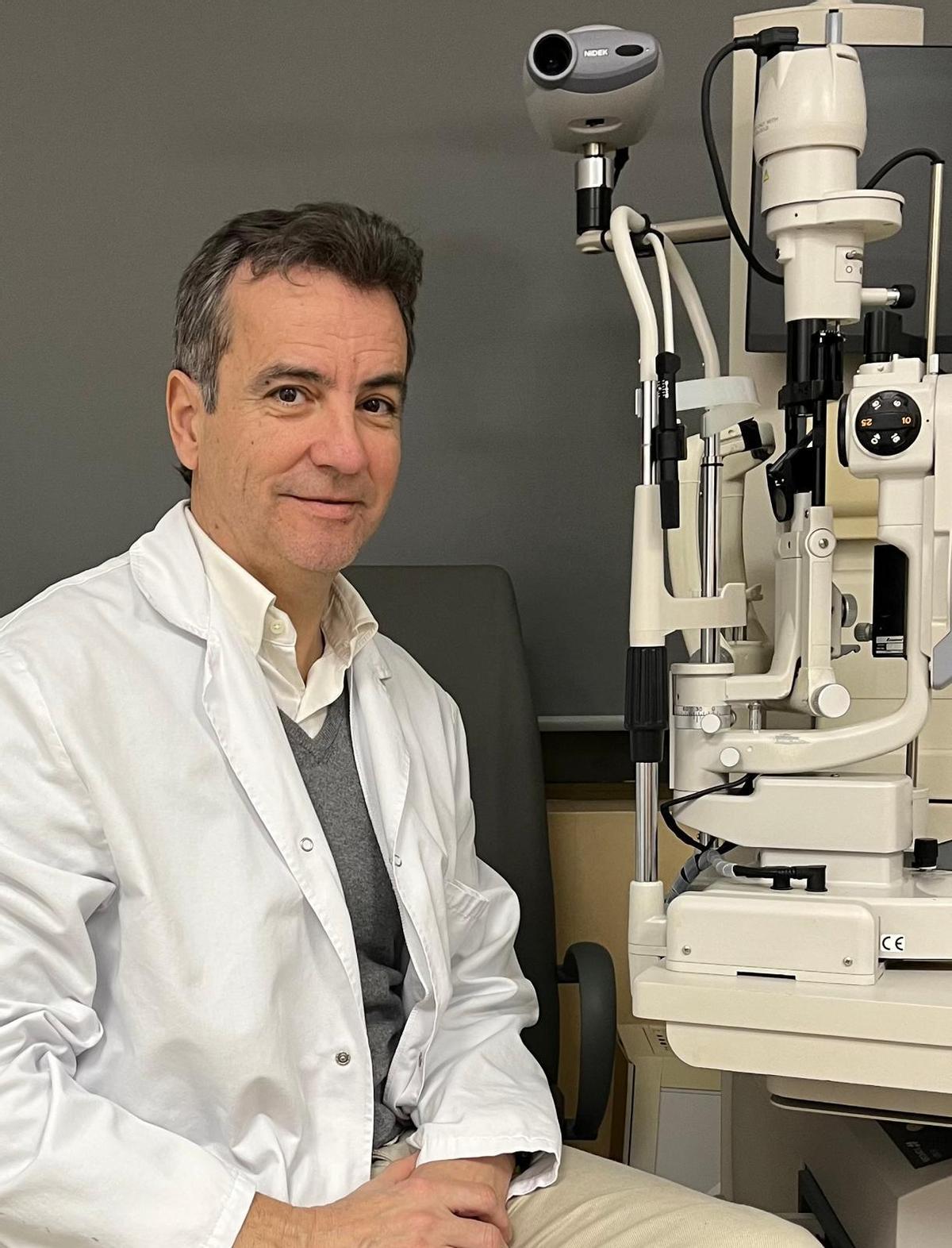 Doctor Enrique López, oftalmólogo
