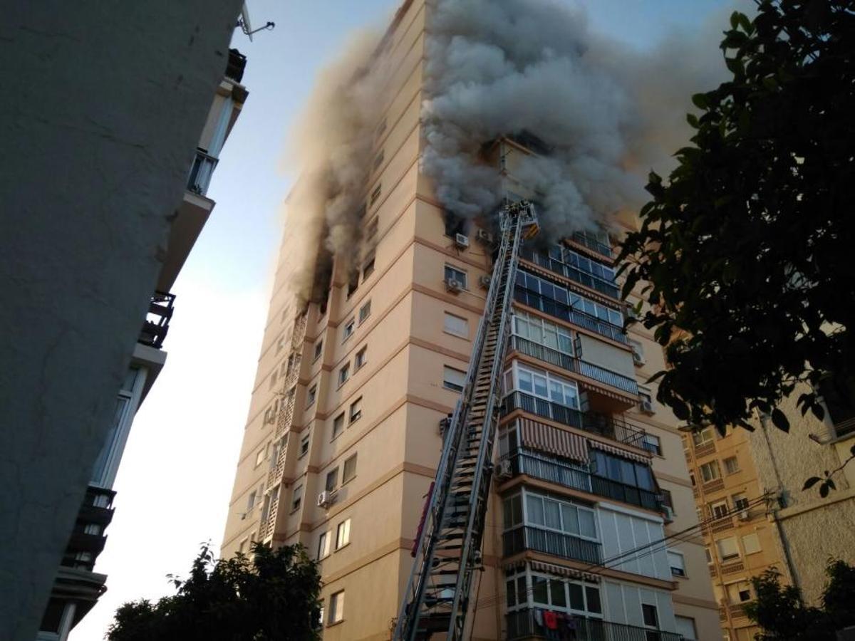 Las llamas se declaraban en la octava planta de un edificio situado en la Plaza de Ronda, en el distrito de Ciudad Jardín Las llamas se declaraban en la octava planta de un edificio situado en la Plaza de Ronda, en el distrito de Ciudad Jardín