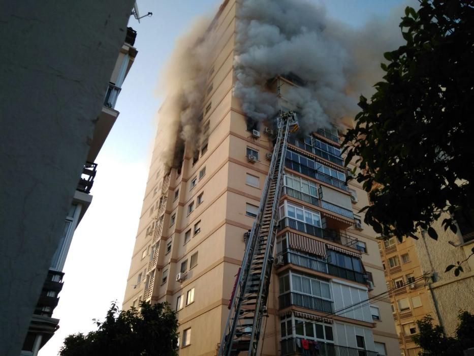 Las llamas se declaraban en la octava planta de un edificio situado en la Plaza de Ronda, en el distrito de Ciudad Jardín