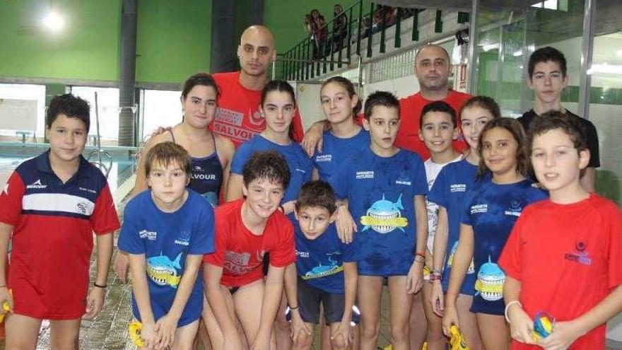 Los más pequeños del Salvour, en la piscina Rosario Dueñas.