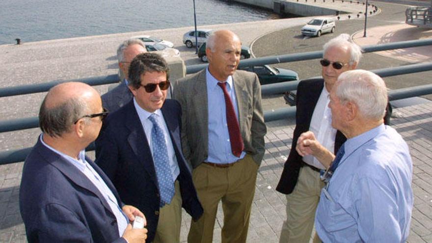 Gehry junto a miembros de Aesdima en el puerto.