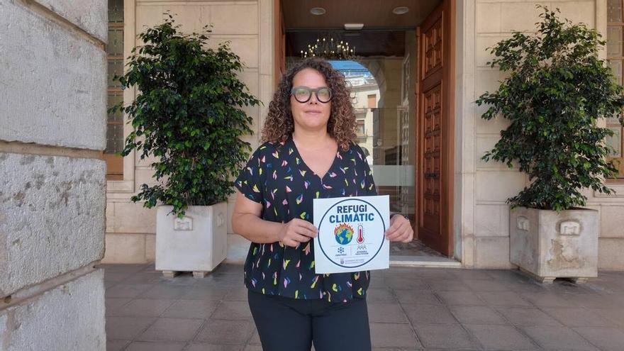 Gandia refuerza la identificación de los refugios climáticos con una nueva señalización en los espacios municipales