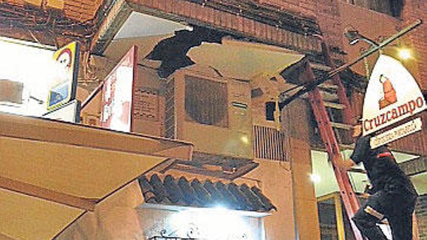 Cae un falso techo sobre la terraza de un bar en Alicante