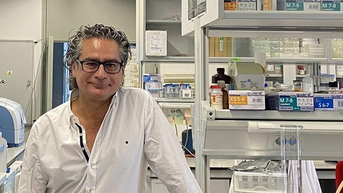 Juan Pedro Bolaños, en el laboratorio del Instituto de Biología Funcional y Genómica de Salamanca.