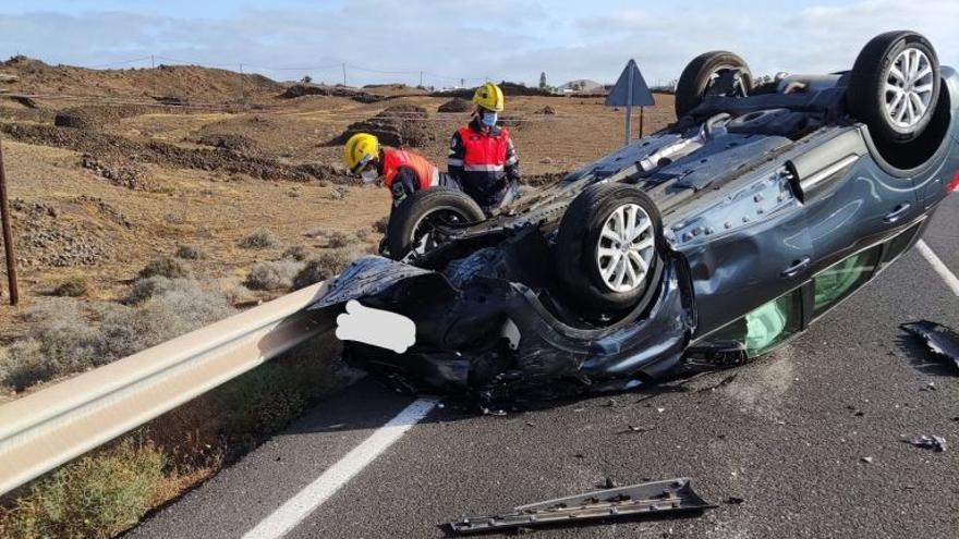 Herido un conductor en una colisión con vuelco en la carretera de Puerto del Carmen