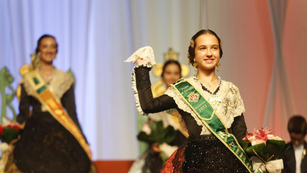 Alejandra Sáez, reina infantil, saluda a los asistentes en el escenario.