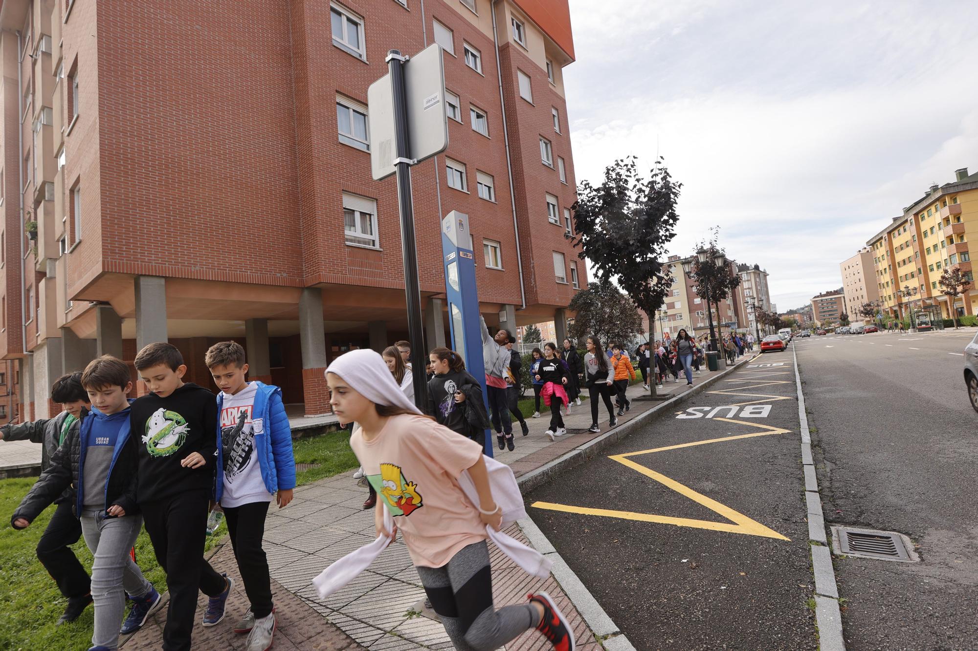 El "comando glucosa" del colegio Carmen Ruiz-Tilve hace campaña contra la diabetes