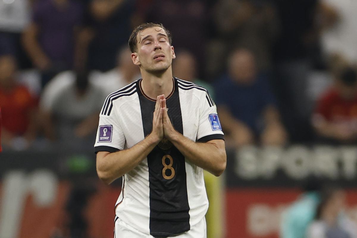 GR7346. AL KHOR (CATAR), 27/11/2022.- Leon Goretzka de Alemania reacciona hoy, en un partido de la fase de grupos del Mundial de Fútbol Qatar 2022 entre España y Alemania en el estadio Al Bait en Al Khor (Catar). EFE/ Alberto Estevez