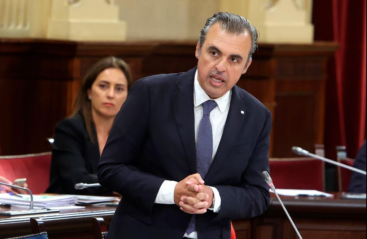 Bildungsminister Antoni Vera im Balearen-Parlament. Vox (in Person von Idoia Ribas) sitzt ihm sprichwörtlich im Nacken.