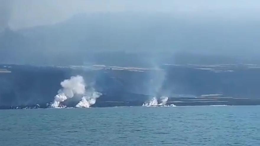 El delta lávico del volcán de La Palma desde la patrullera de la Guardia Civil