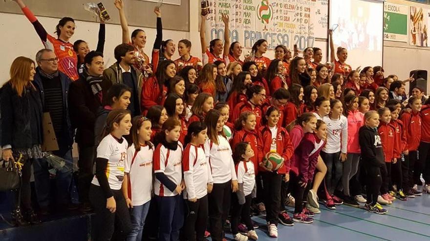 El equipo recibió un homenaje, por su título de la copa Princesa, en el que participó la cantera.