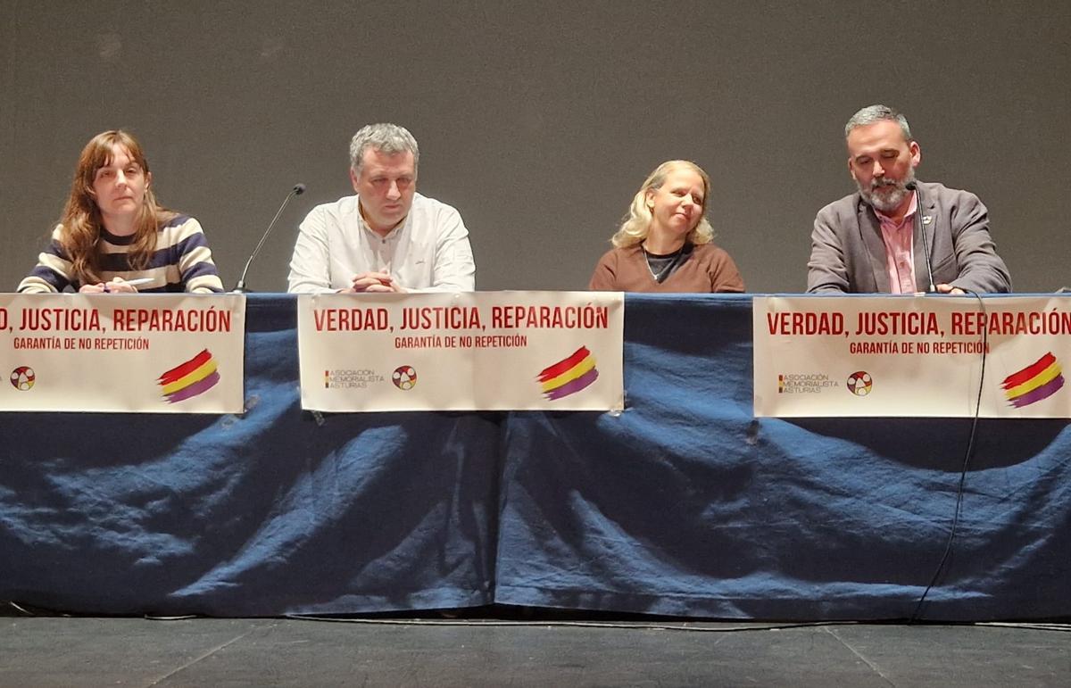 De izquierda a derecha, Sonia García, Iván Pozuelo, Marta Friera y Ricardo Fernández, durante el coloquio.