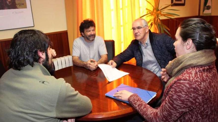 El alcalde de A Lama, Jorge Canda, en su reunión con los integrantes de la Plataforma. // FdV