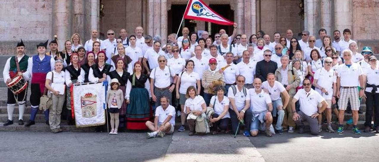 Socios del Grupo posan delante de la Basílica de Covadonga.