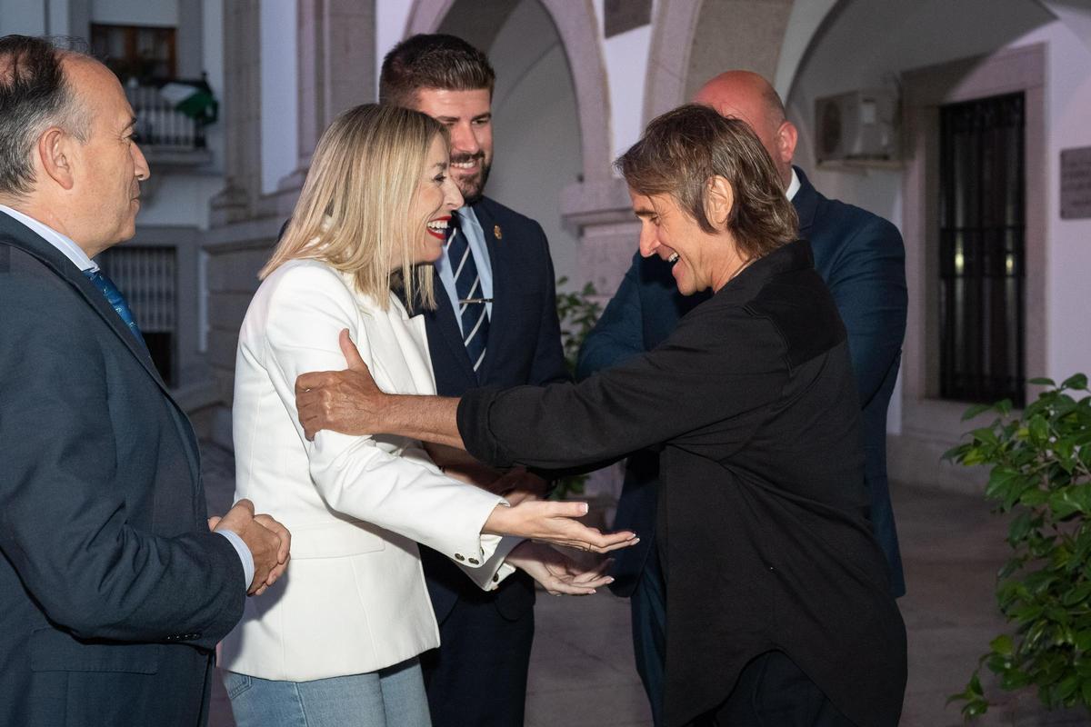 Fotogalería | Las imágenes del acto institucional en Medellín con María Guardiola y Nacho Cano