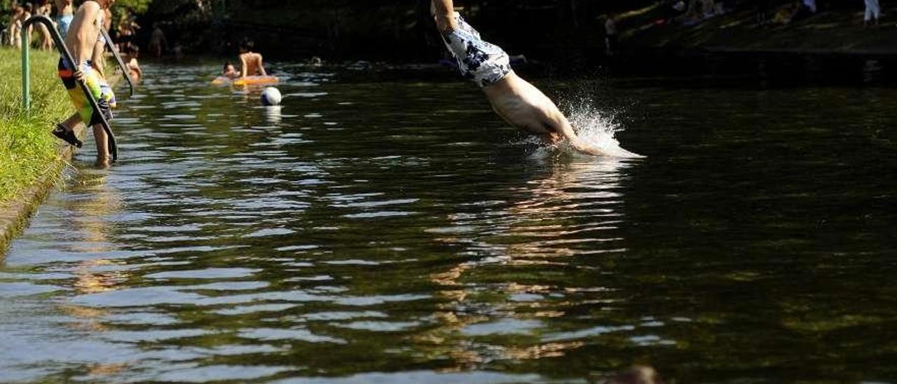 Bañistas en la playa fluvial de Pozo do Boi.