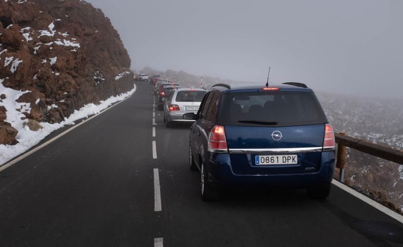 Los tinerfeños disfrutan de la nieve en el Teide